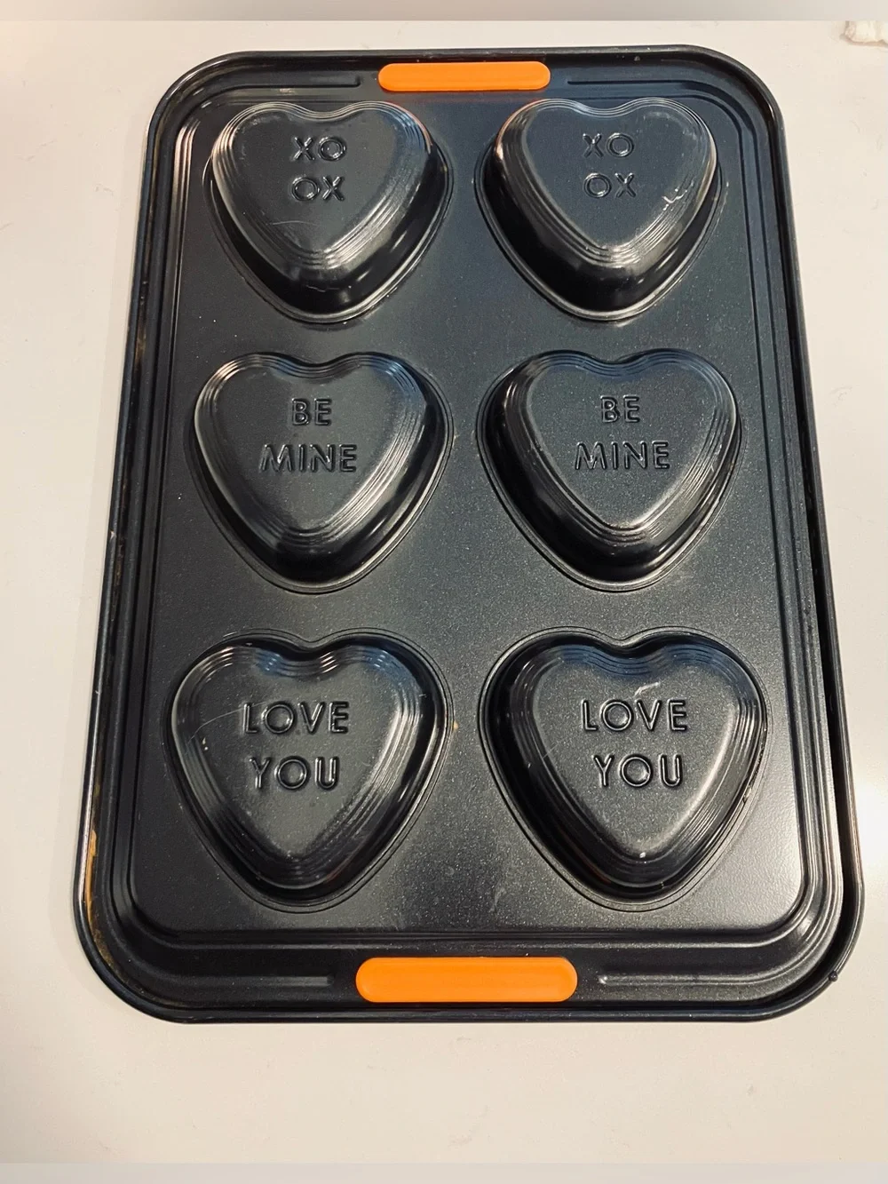Le Creuset Conversation Heart Baking Tray 6 Cup Nonstick Valentines Bakeware